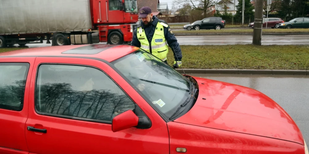 Policija pieķer pakistānieti, kurš pa Latvijas ceļiem brauc bez tiesībām un pie stūres skatās "Youtube". 