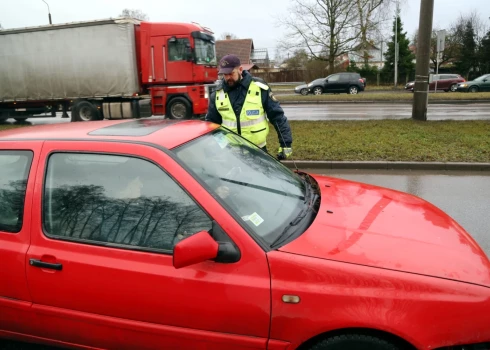 Policija pieķer pakistānieti, kurš pa Latvijas ceļiem brauc bez tiesībām un pie stūres skatās "Youtube". 