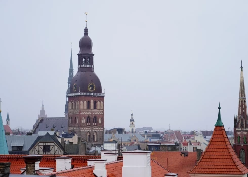 Februāra pirmajā dienā starp mākoņiem brīžiem parādīsies saule. 