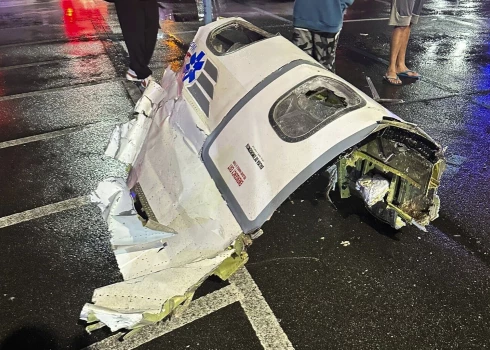 Filadelfijā nogāzusies lidmašīna ar sešiem cilvēkiem, izraisot ugunsgrēkus.