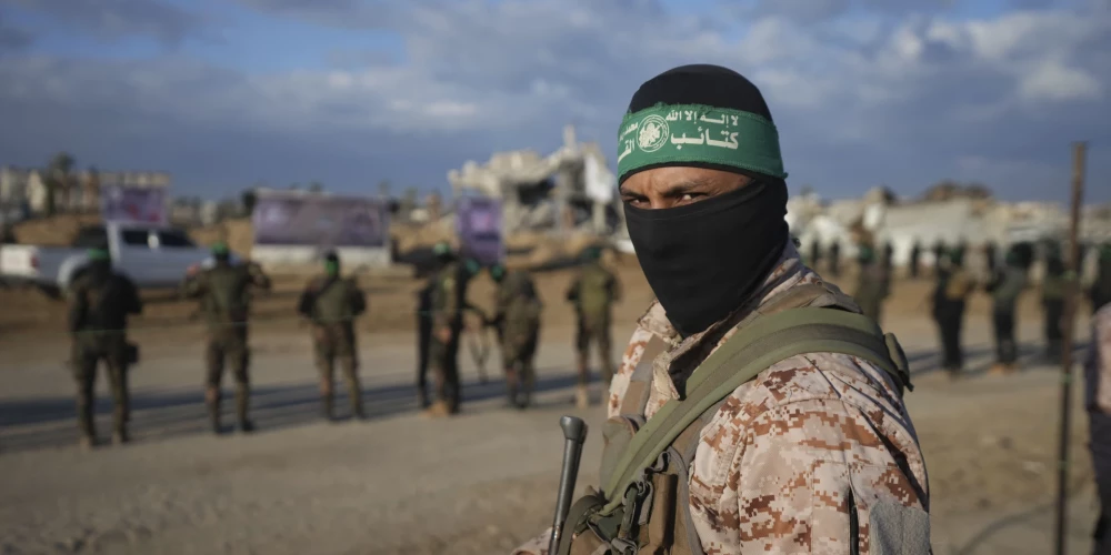 "Hamas" atbrīvo vēl divus ķīlniekus. 