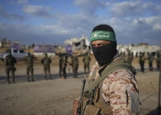 "Hamas" atbrīvo vēl divus ķīlniekus. 