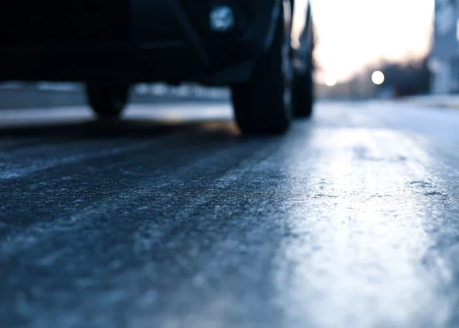 В регионах обледенели дороги - движение осложнено