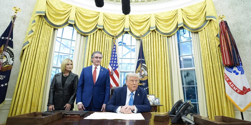 Tramps paziņoja, ka ASV no otrdienas piemēros 25% tarifus importam no Kanādas un Meksikas, kā arī 10% tarifus precēm no Ķīnas. Energoresursiem no Kanādas tiks piemērots zemāks 10% tarifs.