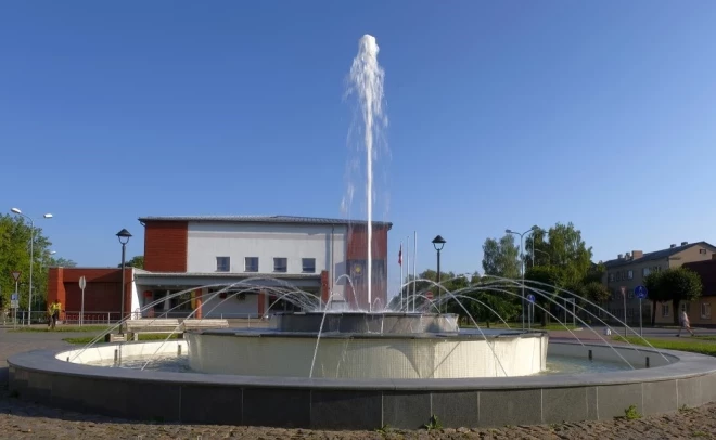 Pats Līvānu centrs – laukums ar strūklaku pie novada kultūras centra diennakts tumšajā laikā kļuvis par iemīļotu huligānu un vandaļu pulcēšanās vietu.