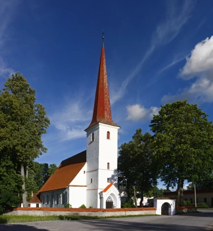 Pirms 431 gada celtā Nurmuižas baznīca savā mūžā piedzīvojusi daudz ko. Tā, piemēram, šī gada janvāra pēdējā svētdienā tur draudze sastapās ar diviem iedzērušiem neadekvātiem baznīcēniem.