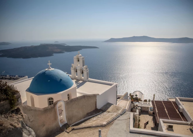 Zemestrīces liek slēgt skolas tūristu iecienītajā Grieķijas Santorini salā
