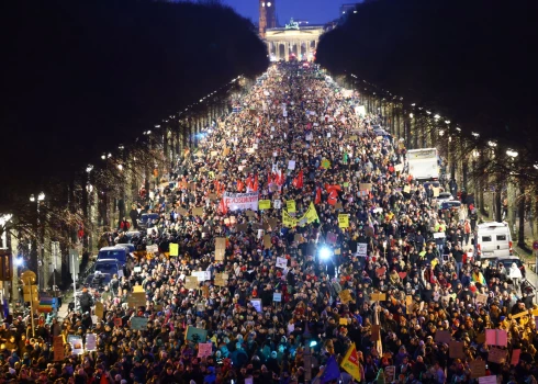 Demonstranti Berlīnē nosodīja kristīgo demokrātu sadarbību ar "Alternatīvu Vācijai" (foto: Scanpix / EPA)
