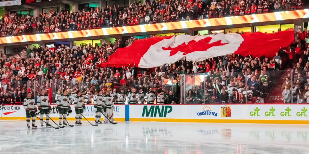 Kanādas karogs Otavas tribīnēs pirms spēles ar "Wild" (foto: Scanpix / USA TODAY Sports)