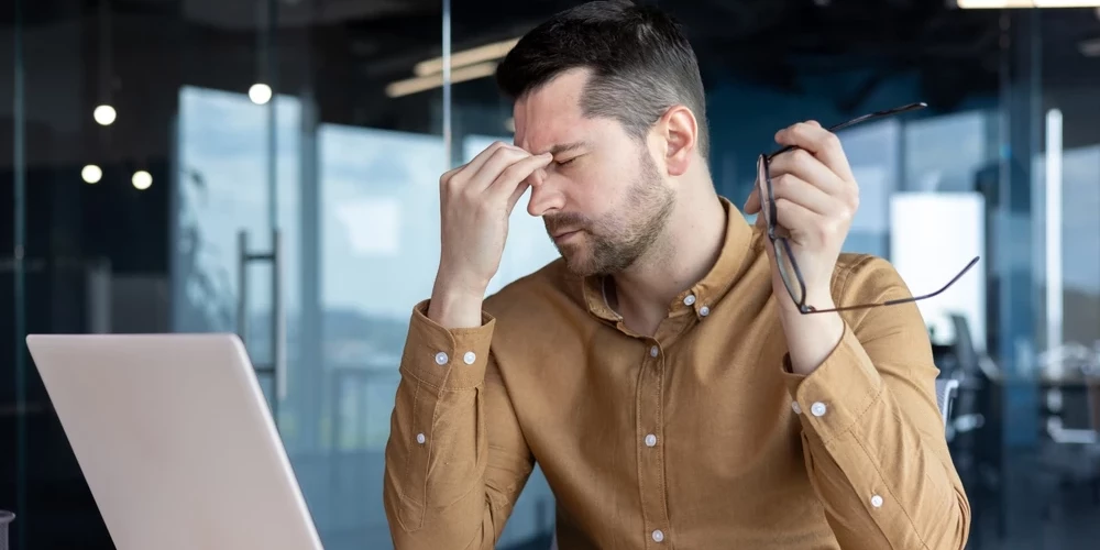 Būtiska hroniska stresa pazīme var būt galvassāpes un emocionāls izsīkums, kas izpaužas kā pastāvīgs nogurums, bezspēcības izjūta, emocionāla norobežošanās vai apātija.