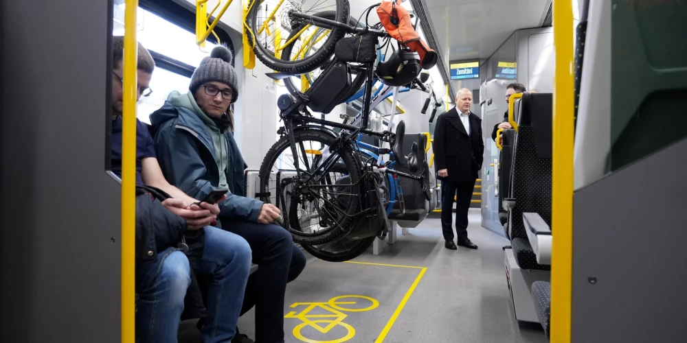 Pasažieru vilciena pārvadātājs “Vivi” 30. janvārī, prezentēja pirmo ar stiprinājumiem velosipēdu pārvadāšanai aprīkoto elektrovilcienu, kas pēcāk devās arī braucienos kopā ar pasažieriem. 