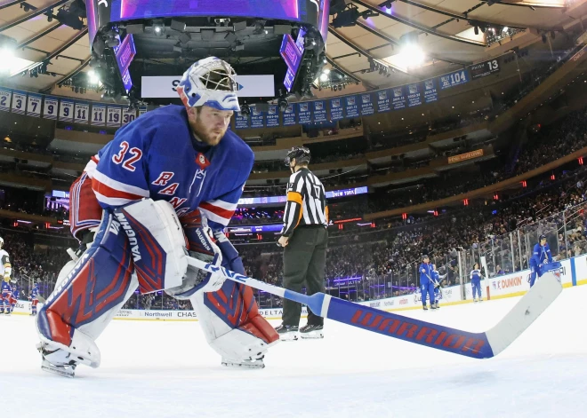 Džonatans Kviks kļūst par pirmo amerikāņu NHL vārtsargu ar 400 uzvarām