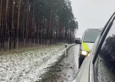 "Stresā aiz žoga!" policija sniedz palīdzību un uz autoceļa Ķekavas pusē aptur satiksmi abos virzienos. VIDEO