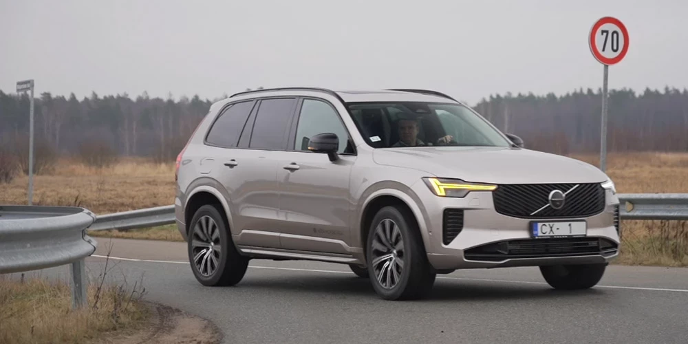 Volvo saka, ka T8 ar pilnu bateriju var 70 km braukt tikai ar elektrību. Pilnā hibrīda režīmā degvielas patēriņš arī ir niecīgs.