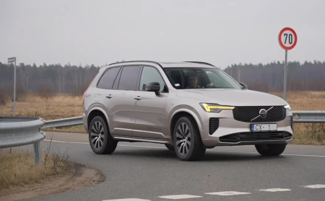 Volvo saka, ka T8 ar pilnu bateriju var 70 km braukt tikai ar elektrību. Pilnā hibrīda režīmā degvielas patēriņš arī ir niecīgs.