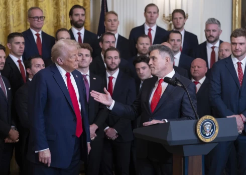 Uvis Balinskis (pirmajā rindā pa vidu) noraugās uz ASV prezidenta Donalda Trampa sarunu ar Floridas "Panthers" īpašnieku, miljardieri Vinsentu Violu, kurš Trampa pirmās prezidijas laikā tika virzīts ASV armijas sekretāra amatam.