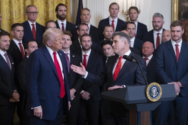 Uvis Balinskis (pirmajā rindā pa vidu) noraugās uz ASV prezidenta Donalda Trampa sarunu ar Floridas "Panthers" īpašnieku, miljardieri Vinsentu Violu, kurš Trampa pirmās prezidijas laikā tika virzīts ASV armijas sekretāra amatam.