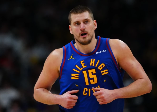 Jokičs ar sezonas 23."triple double" sekmē "Nuggets" uzvaru; "Wizards" pārāki Austrumu pastarīšu cīņā