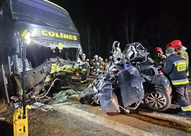 Avarējis "Ecolines" autobuss, kas bija ceļā no Rīgas uz Berlīni