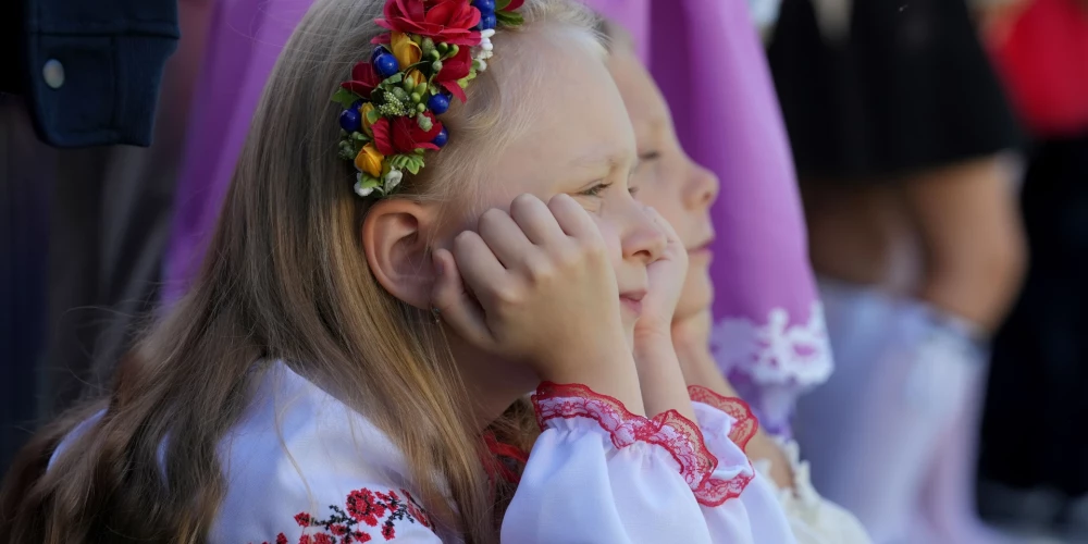 Valdība piešķir 4,7 miljonus eiro Ukrainas bēgļu latviešu valodas apmācībām.