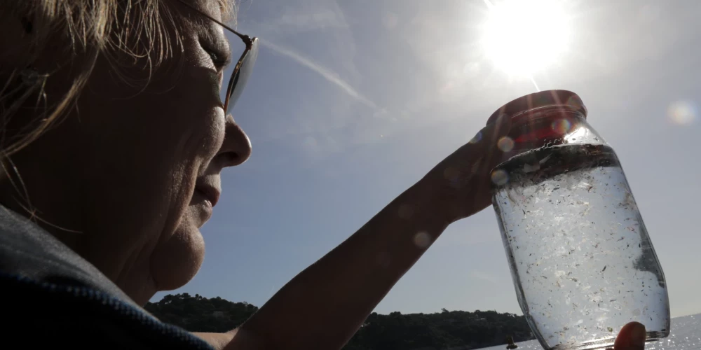 Vairāki zinātnieki spekulē, ka mikroplastmasa cilvēka ķermenī varētu būt saistīta ar vēža, sirds slimību un demences attīstību, kā arī ar auglības problēmām.