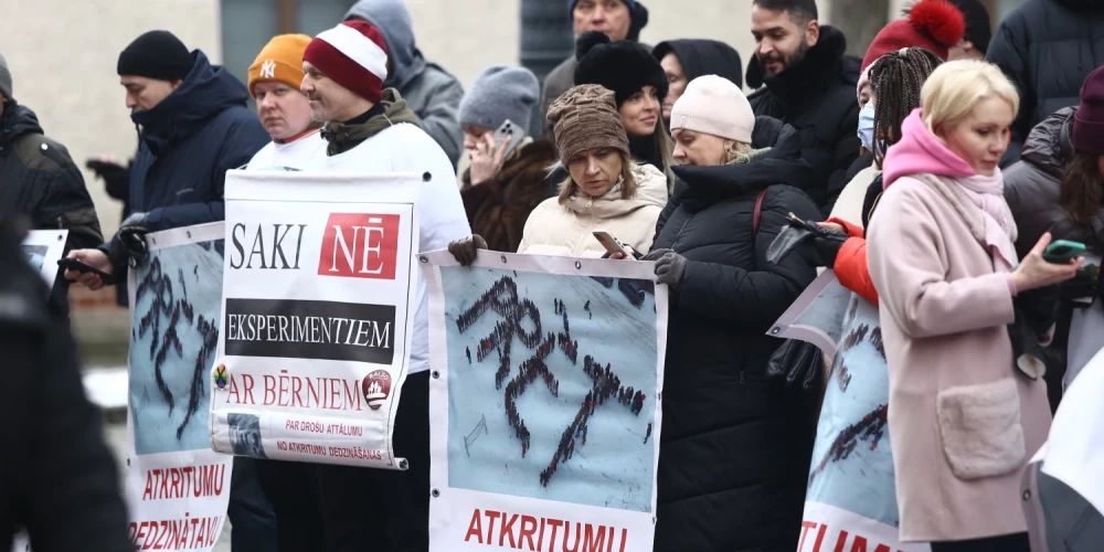 Iniciatīvas autore Sigita Veide aicināja noteikt, ka, izbūvējot atkritumu dedzināšanas rūpnīcas, tai skaitā jebkādas ar atkritumu dedzināšanu saistītas iekārtas ar enerģijas ieguves funkciju, ir jānodrošina šādu iekārtu izvietošana drošā attālumā no apdzīvotām un publiskām vietām. Veide vēlas noteikt, ka drošs attālums ir vismaz pieci kilometri no apdzīvotām vietām, kurās dzīvo vismaz 1000 iedzīvotāju.