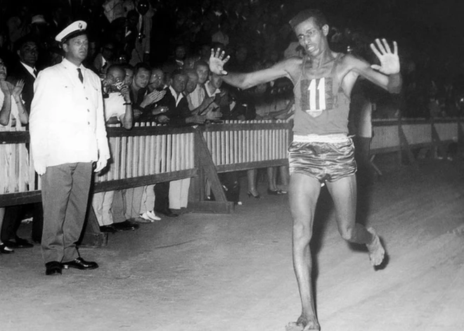 Vai panākumus maratonā nosaka ekipējums vai gribasspēks? Abebes Bikilas neticamais stāsts: 36 dienas līdz "Rimi" Rīgas maratonam