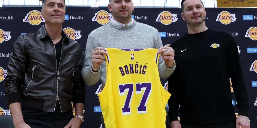 Luka Dončičs ar "Lakers" ģenerālmenedžeri Robu Pelinku (pa kreisi) un galveno treneri Džonatanu Rediku