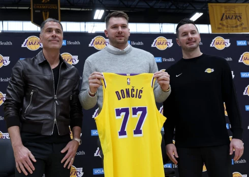 Luka Dončičs ar "Lakers" ģenerālmenedžeri Robu Pelinku (pa kreisi) un galveno treneri Džonatanu Rediku