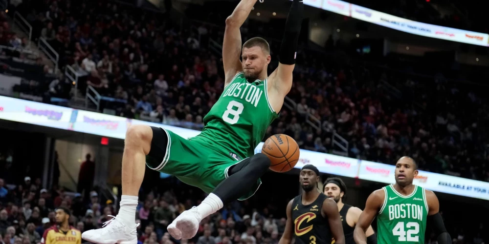 Kristaps Porziņģis izceļas ar 19 punktiem "Celtics" uzvarā viesos.