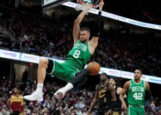 Kristaps Porziņģis izceļas ar 19 punktiem "Celtics" uzvarā viesos.