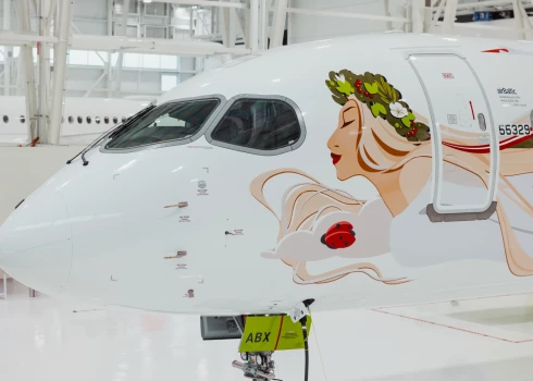 airBaltic Kanādā atklāj 50. Airbus A220-300 lidmašīnu ar īpašu krāsojumu.