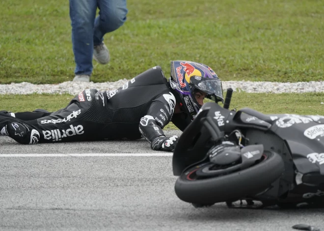 VIDEO: "MotoGP" pasaules čempions Martins pēc biedējošā kritienā pirmssezonas treniņos salauž roku un pēdu