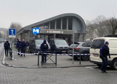 Policija meklē bruņotus vīriešus Briseles metro tunelī; satiksme daļēji paralizēta