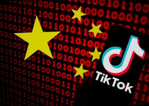 "TikTok ne tikai ļauj Ķīnas Komunistiskajai partijai noskaidrot, kuri kaķu video jums patīk, bet arī ļauj apkopot datus par jūsu ierīci, kontaktpersonām un tā tālāk, norāda RIA.