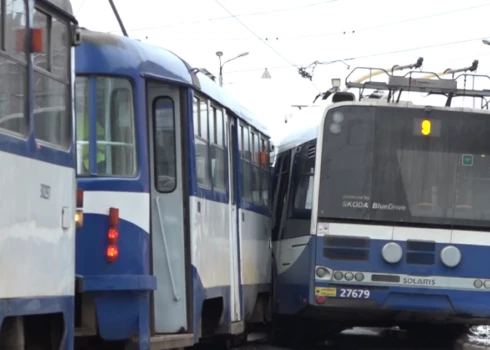 Rīgas centrā saskrējies tramvajs un trolejbuss.