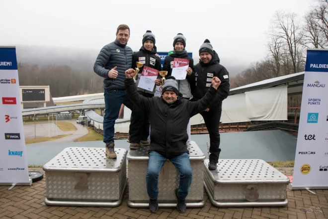 Šicu dinastija uz goda pjedestāla sacensībās Siguldā. No kreisās: Andris Šics, Andra dēls Adrians, Jura dēls Ādams, Juris Šics un centrā lepnais opis – brāļu Šicu tētis Jānis.