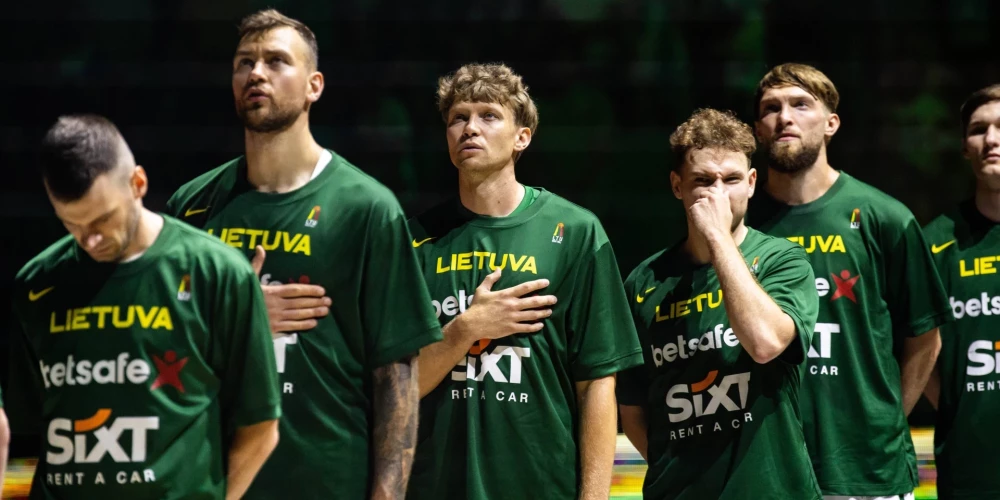 Lietuvas izlases basketbolisti pirms spēles.