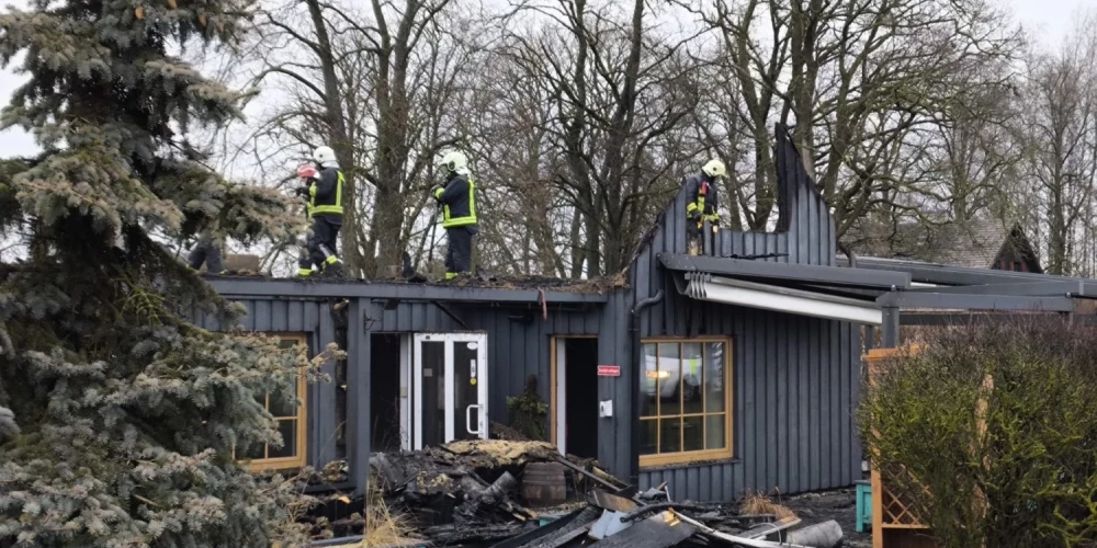 Plkst.3.56 ugunsdzēsēji devās uz Smārdes pagastu, kur dega vienstāva sabiedriskas ēkas jumts un bēniņi 150 kvadrātmetru platībā.