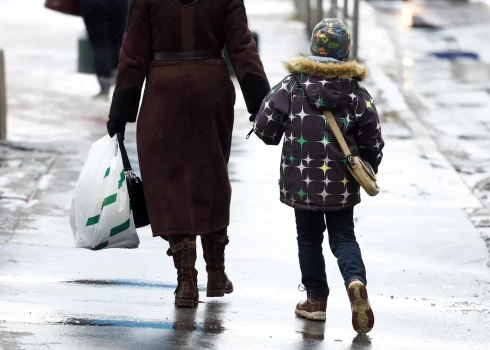 Kāda sieviete portālam Jauns.lv apgalvo, ka Latvijas aptiekās neesot pieejams medikaments “Flixotide”, kas palīdz novērst elpas trūkumu astmatiķiem. Viņas dēliņam jālieto šis līdzeklis regulāri, tādēļ priecājas, ka šīs zāles ir valsts apmaksātas. Ņemot vērā, ka šobrīd šo medikamentu nevarot dabūt, viņai bijis jāpērk “Pulmicort”, kuru valsts gan neatmaksā. Bet vai tiešām “Flixotide” nav pieejams? 