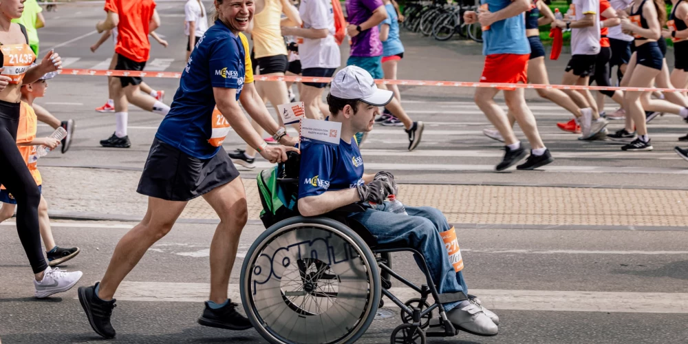 Pirmo reizi programma "Iekļaujošs maratons" tika īstenota pērn, kad tajā piedalījās 400 dalībnieki - 200 cilvēki ar kustību un citiem veselības traucējumiem un 200 asistenti.