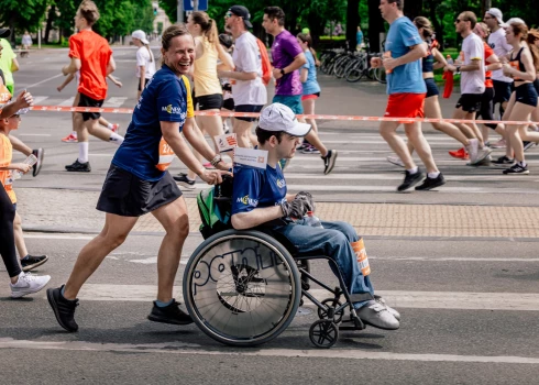 Pirmo reizi programma "Iekļaujošs maratons" tika īstenota pērn, kad tajā piedalījās 400 dalībnieki - 200 cilvēki ar kustību un citiem veselības traucējumiem un 200 asistenti.