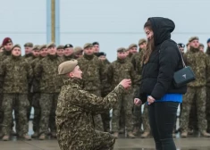 Karavīrs bildina savu izredzēto pēc misijas Kosovā.