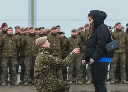 Karavīrs bildina savu izredzēto pēc misijas Kosovā.