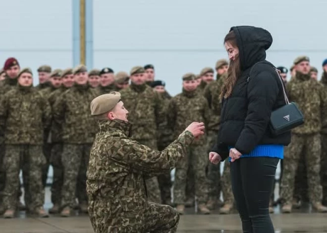 Mīlestība pāri visam – latviešu karavīrs pēc misijas Kosovā bildina savu mīļoto