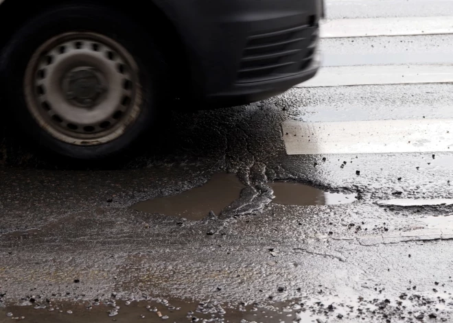 Decembrī un janvārī Rīgā salabotas bedres 5729 kvadrātmetru platībā – mazāk nekā pērn