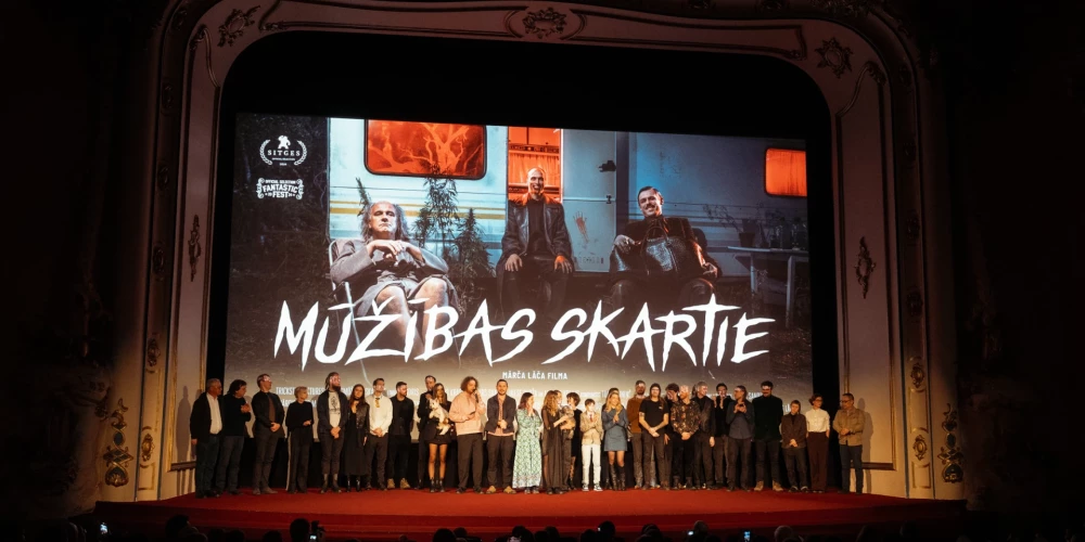 Pirmizrādi filma “Mūžības skartie” piedzīvoja kinoteātrī “Splendid Palace” Nacionālās kino balvas “Lielais Kristaps” skates ietvaros 3. februārī. 