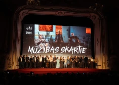 Pirmizrādi filma “Mūžības skartie” piedzīvoja kinoteātrī “Splendid Palace” Nacionālās kino balvas “Lielais Kristaps” skates ietvaros 3. februārī. 