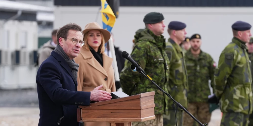 Zviedrijas premjerministrs Ulfs Kristersons (Ulf Kristersson) un Ministru prezidente Evika Siliņa piedalās svinīgajā ceremonijā militārajā bāzē "Ādaži" par godu Zviedrijas karavīru pievienošanās NATO spēkiem Latvijā.