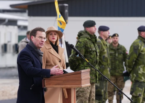 Zviedrijas premjerministrs Ulfs Kristersons (Ulf Kristersson) un Ministru prezidente Evika Siliņa piedalās svinīgajā ceremonijā militārajā bāzē "Ādaži" par godu Zviedrijas karavīru pievienošanās NATO spēkiem Latvijā.